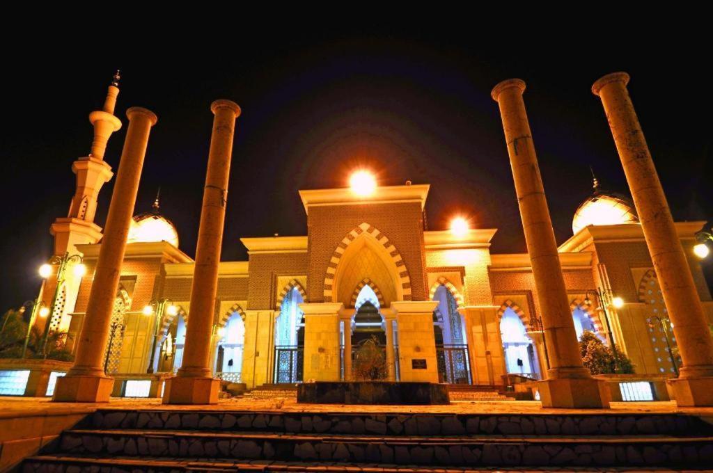 Vindhika Hotel Pengayoman Makassar Exterior foto